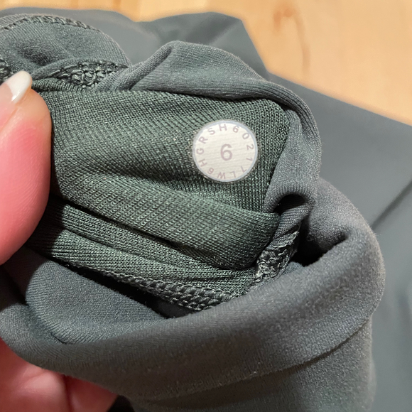 NWOT Lululemon Align Crop (19”) in Dark Forest Size 6 - Picture 9 of 9
